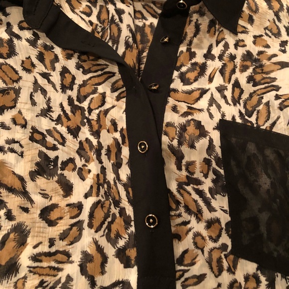 Leopard sheeredno sleeve blouse - Picture 5 of 5